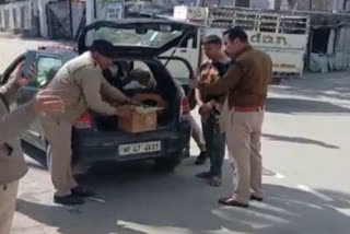 Police recovered 2 cases of liquor recovered from car in chamba, सलूणी की ओर जा रही कार से पुलिस ने बरामद की शराब की 2 पेटियां