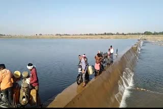 Villagers traveling to death in Nowgaon of Chhatarpur due to no bridge