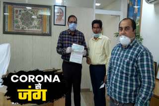 Chairman and manager of Hamdard factory gave check of 25 lakh rupees fight to corona