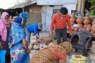 दिवाली से पहले कुम्हारों के चेहरे पर छाई खुशी