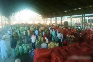 फल-सब्जी मंडी पर कब्जा, captured the fruit-vegetable market