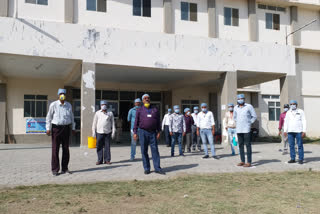 not just doctor but other medical staff is on a constant duty in bhopal to fight against corona virus