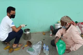 student distributes food among those who live in pavement