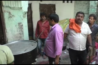 Councilor Sunaina Devi's son Rinki Gupta providing food to the poor in