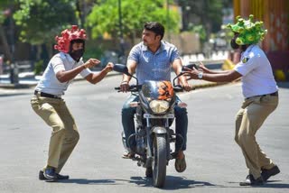 COVID-19  lockdown  Karnataka government  Karnataka police  social distancing  தடையை மீறிய இளைஞர், மெழுகுவர்த்தி பரிசளித்த காவலர்  கோவிட்19 பாதிப்பு, கரோனா வைரஸ், கர்நாடகா, கல்புர்கி