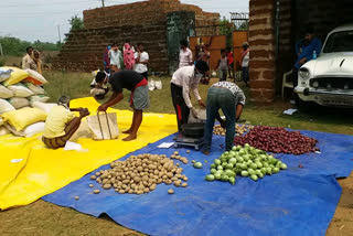 Lockdown: Social workers provide food to the needy