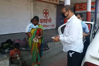 A family distributed mask and food to the poor on the post tehrv ceremony in bhopal