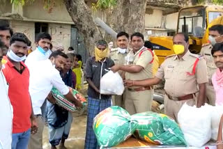 వలస కూలీలకు జైపూర్​ పోలీసుల చేయూత