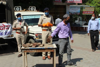 radio police distribute food packets to jp hospital bhopal