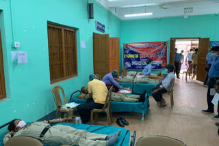 purulia police are giving blood for thalasemia patients