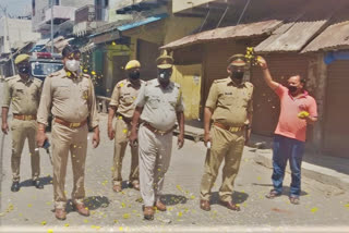 लोगों ने की पुलिस पर पुष्प वर्षा