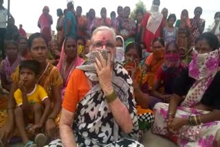 women protest in vijaypur for milk