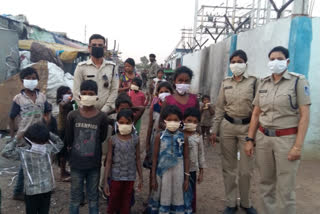 Police distribute masks to poor children for free