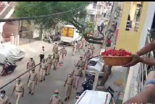 ಹೂ ಸುರಿದು ಗೌರವಿಸಿದ ಸಾರ್ವಜನಿಕರು