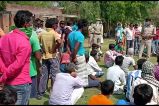 দুর্নীতির অভিযোগে ছাতনা এ রেশন ডিলার কে ঘেরাও করে বিক্ষোভ