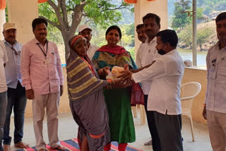 tahsildar amale gave food packets to triabal people