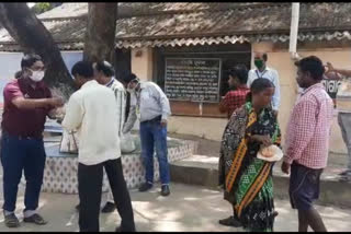 Odisha doctor couple feeds attendants of patients admitted to hospital