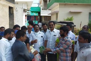 Distributed vegetables to ysrcp  leaders for two thousand families at mettakkivalasa