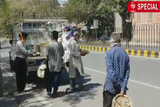 Gurudwara bangla sahib distributing food ti people in delhi