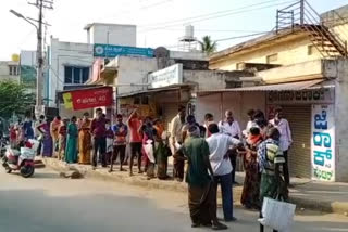 Shira people rushing in order to get ration