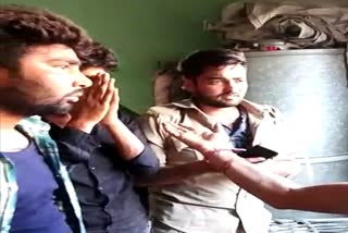 फर्जी पुलिस सिपाही को पीटते लोग