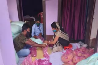 MLA Mamta Devi is delivering food packet to the village in ramgarh