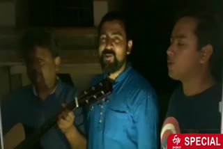 Ghumakkad baind  explained the importance of lockdown by singing a song