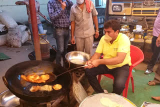 MLA Sanjay Shukla took charge of delivering food to the poor