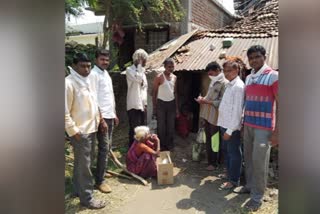 Helping elderly hunger women and families in Chimur