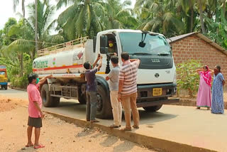 Tanker drivers walk without safety on the streets