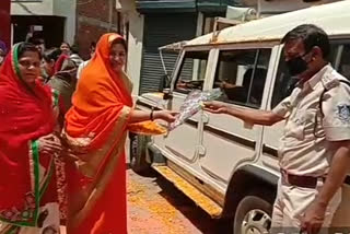 Jain community wreathed flowers on Corona fighters In seoni