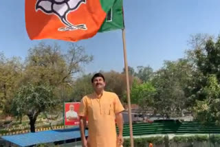 delhi bjp president manoj tiwari new flag hoisted on bjp foundation day in delhi