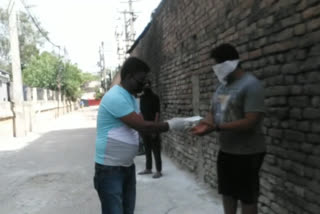 bjp workers feeds needful in patna during lockdown