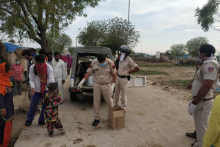 Najafgarh police distributing food in Gypsies during lockdown