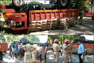 ആലപ്പുഴയിൽ അരി ലോറി മറിഞ്ഞു; ഡ്രൈവർ അത്ഭുതകരമായി രക്ഷപ്പെട്ടു  latest alapuzha  latest lock down  Accident