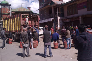 Gas cylinders distributed under police supervision