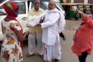 east delhi and kanti nagar corporation councilor providing food to needy