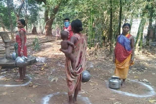 people of khuntiapalla, village of koraput, villagers practicing social distancing,  ସାମାଜିକ ଦୂରତା ଶିଖାଇଲେ ଗ୍ରାମୀଣ ମହିଳା, କୋରାପୁଟ ଜିଲ୍ଲାର  ଖୁଣ୍ଟିଆପଲ୍ଲା ଗ୍ରାମ, koraput news, corona news