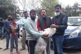 Shimla Press Club distributes food