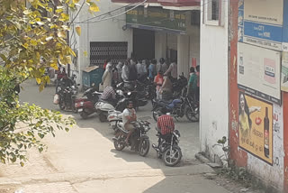 people in hoshangabad not keeping social distance