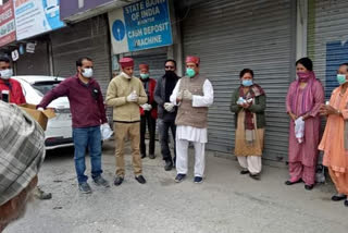 Fit Himachal Foundation distributes mask and sanitizer, फिट हिमाचल फाउंडेशन ने बांटे मास्क व सेनिटाइजर