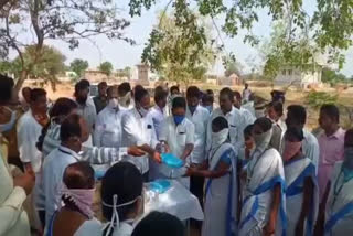 gadwal-mla-bundla-krishnamohan-reddy-distributed-corona-kit-to-heath-workers-at-maldakal