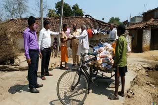 RJD leader Subhash Yadav is distributing food grains in latehar