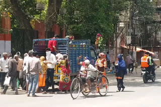 People rush to collect food packets gwalior