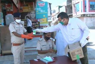 Youngsters given glucose packets to policemen doing duty in lockdown