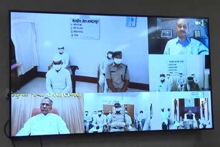 cm-talks-to-jail-inmates-through-video-conferencing