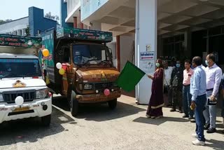 DC Rajeshwari B gave a packet of food to needy in dumka