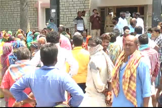 apmc labors protest in raichuru