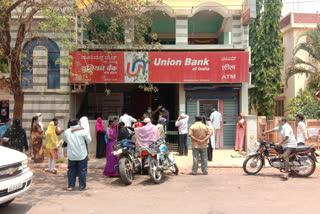 The crowd in front of the bank