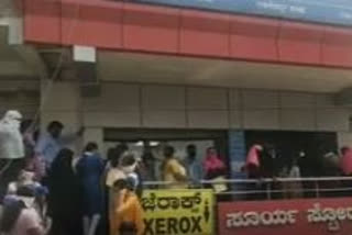 womens lines up near bank for withdraw money from jandhan